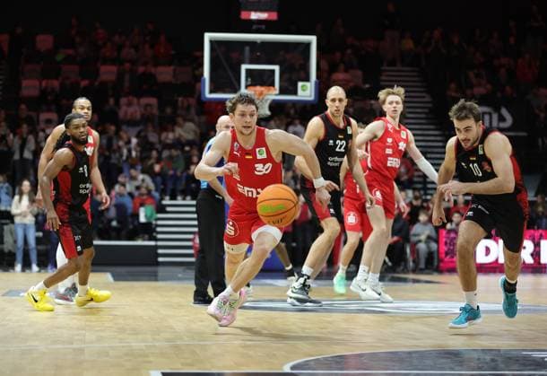 18 01 2026 Basketball Season 2025 2026 2 Bundesliga Pro A 18 Matchday Nuremberg Falcons Basketball Club NBC Bayer Giants Leverkusen Sportfoto Zink DaMa xdaxmax Vincent John Friederici 30, Nuremberg Falcons BC NBC in attack gg Sebastian Brach 10, Bayer Giants Leverkusen