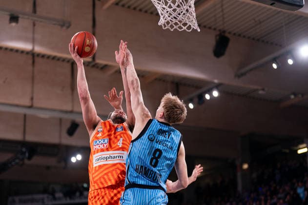 Christopher Ledlum Ratiopharm Ulm, 04 on a lay-up, Jared Grey Veolia Towers Hamburg, 08 , GER, Veolia Towers Hamburg vs Ratiopharm Ulm, Basketball, Bundesliga, Matchday 16, Season 2025 2026, 18 01 2026 GER, Veolia Towers Hamburg vs Ratiopharm Ulm, Basketball, Bundesliga, Matchday 16, Season 2025 2026, 18 01 2026 Hamburg Copyright: xEibner-Pressefoto MaxxVincenx EP_MVN