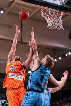 Christopher Ledlum Ratiopharm Ulm, 04 on a lay-up, Jared Grey Veolia Towers Hamburg, 08 , GER, Veolia Towers Hamburg vs Ratiopharm Ulm, Basketball, Bundesliga, Matchday 16, Season 2025 2026, 18 01 2026 GER, Veolia Towers Hamburg vs Ratiopharm Ulm, Basketball, Bundesliga, Matchday 16, Season 2025 2026, 18 01 2026 Hamburg Copyright: xEibner-Pressefoto MaxxVincenx EP_MVN