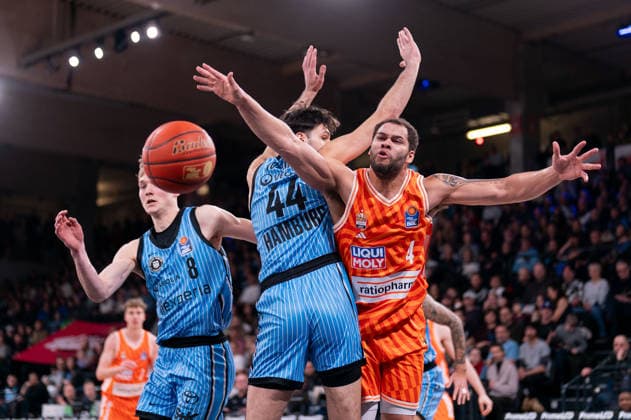 Christopher Ledlum Ratiopharm Ulm, 04 in duel, fight for the ball with Benedikt Turudic Veolia Towers Hamburg, 44 , GER, Veolia Towers Hamburg vs Ratiopharm Ulm, Basketball, Bundesliga, Matchday 16, Season 2025 2026, 18 01 2026 GER, Veolia Towers Hamburg vs Ratiopharm Ulm, Basketball, Bundesliga, Matchday 16, Season 2025 2026, 18 01 2026 Hamburg Copyright: xEibner-Pressefoto MaxxVincenx EP_MVN