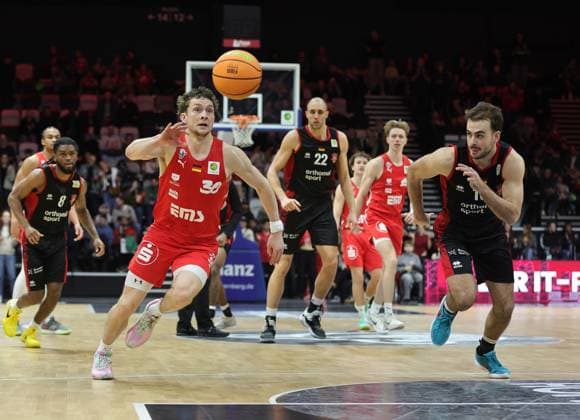 18 01 2026 Basketball Season 2025 2026 2 Bundesliga Pro A 18 Matchday Nuremberg Falcons Basketball Club NBC Bayer Giants Leverkusen Sportfoto Zink DaMa xdaxmax Vincent John Friederici 30, Nuremberg Falcons BC NBC in attack gg Sebastian Brach 10, Bayer Giants Leverkusen