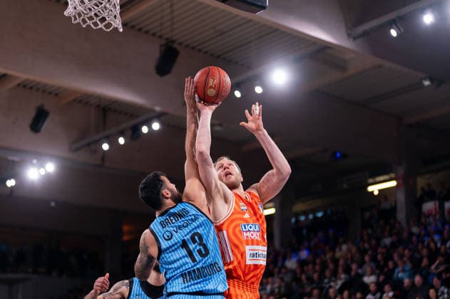 Christian Sengfelder Ratiopharm Ulm, 43 on a lay-up, Martin Breunig Veolia Towers Hamburg, 13 , GER, Veolia Towers Hamburg vs Ratiopharm Ulm, Basketball, Bundesliga, Matchday 16, Season 2025 2026, 18 01 2026 GER, Veolia Towers Hamburg vs Ratiopharm Ulm, Basketball, Bundesliga, Matchday 16, Season 2025 2026, 18 01 2026 Hamburg Copyright: xEibner-Pressefoto MaxxVincenx EP_MVN