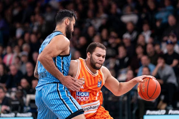 Christopher Ledlum Ratiopharm Ulm, 04 in duel with Martin Breunig Veolia Towers Hamburg, 13 , GER, Veolia Towers Hamburg vs Ratiopharm Ulm, Basketball, Bundesliga, Matchday 16, Season 2025 2026, 18 01 2026 GER, Veolia Towers Hamburg vs Ratiopharm Ulm, Basketball, Bundesliga, Matchday 16, Season 2025 2026, 18 01 2026 Hamburg Copyright: xEibner-Pressefoto MaxxVincenx EP_MVN