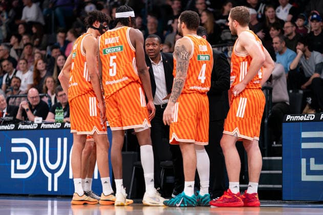 Tyron Mccoy Ratiopharm Ulm, assistant coach gives instructions to players, Alec Anigbata Ratiopharm Ulm, 21 , Mohamed Diakite Ratiopharm Ulm, 05 , Christopher Ledlum Ratiopharm Ulm, 04 , Christian Sengfelder Ratiopharm Ulm, 43 , in the huddle, GER, Veolia Towers Hamburg vs Ratiopharm Ulm, Basketball, Bundesliga, Matchday 16, Season 2025 2026, 18 01 2026 GER, Veolia Towers Hamburg vs Ratiopharm Ulm, Basketball, Bundesliga, Matchday 16, Season 2025 2026, 18 01 2026 Hamburg Copyright: xEibner-Pressefoto MaxxVincenx EP_MVN