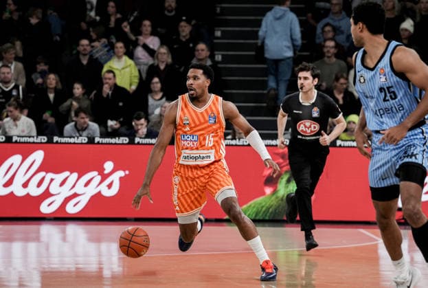 Germany easyCredit BBL, Main Round 2025 26, 16 Matchday Veolia Towers Hamburg vs ratiopharm ulm Inselpark Arena Hamburg Justin Simon ratiopharm ulm, 15 , Kenneth Ogbe Veolia Towers Hamburg, 25 Copyright: xStefanxTrochax