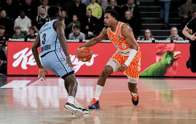 Germany easyCredit BBL, Main Round 2025 26, 16 Matchday Veolia Towers Hamburg vs ratiopharm ulm Inselpark Arena Hamburg Osaro Jürgen Rich Veolia Towers Hamburg, 3 , Justin Simon ratiopharm ulm, 15 Copyright: xStefanxTrochax