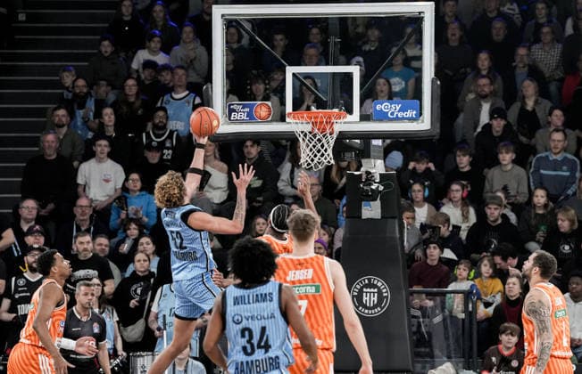 Germany easyCredit BBL, Main Round 2025 26, 16 Matchday Veolia Towers Hamburg vs ratiopharm ulm Inselpark Arena Hamburg Zacharie Perrin Veolia Towers Hamburg, 52 , Ross Williams Veolia Towers Hamburg, 34 , Tobias Jensen ratiopharm ulm, 7 , Christopher Ledlum ratiopharm ulm, 4 Copyright: xStefanxTrochax