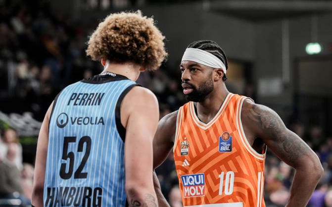 Germany easyCredit BBL, Main Round 2025 26, 16 Matchday Veolia Towers Hamburg vs ratiopharm ulm Inselpark Arena Hamburg Zacharie Perrin Veolia Towers Hamburg, 52 , Malik Osborne ratiopharm ulm, 10 Copyright: xStefanxTrochax