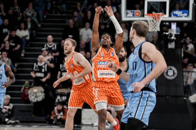 Germany easyCredit BBL, Main Round 2025 26, 16 Matchday Veolia Towers Hamburg vs ratiopharm ulm Inselpark Arena Hamburg Justin Simon ratiopharm ulm, 15 , Jan Niklas Wimberg Veolia Towers Hamburg, 17 , Christian Sengfelder ratiopharm ulm, 43 , Martin Breunig Veolia Towers Hamburg, 13 Copyright: xStefanxTrochax
