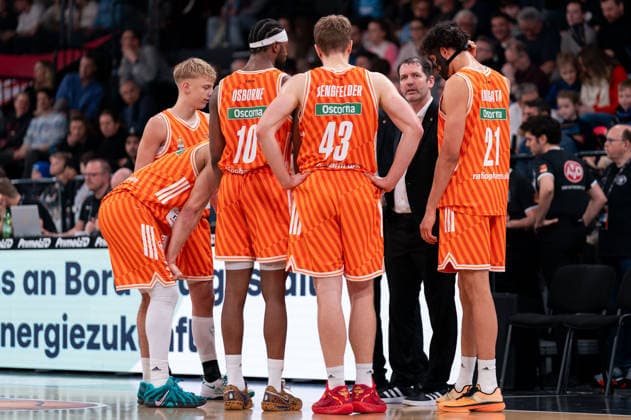Ty Harrelson Ratiopharm Ulm, Coach gives players instructions, Malik Osborne Ratiopharm Ulm, 10 , Christian Sengfelder Ratiopharm Ulm, 43 , Devon Daniels Veolia Towers Hamburg, 21 , at the Huddle, GER, Veolia Towers Hamburg vs Ratiopharm Ulm, Basketball, Bundesliga, Matchday 16, Season 2025 2026, 18 01 2026 GER, Veolia Towers Hamburg vs Ratiopharm Ulm, Basketball, Bundesliga, Matchday 16, Season 2025 2026, 18 01 2026 Hamburg Copyright: xEibner-Pressefoto MaxxVincenx EP_MVN