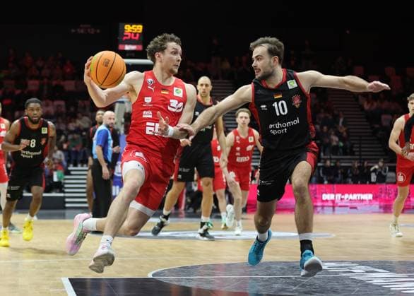 18 01 2026 Basketball Season 2025 2026 2 Bundesliga Pro A 18 Matchday Nuremberg Falcons Basketball Club NBC Bayer Giants Leverkusen Sportfoto Zink DaMa xdaxmax Vincent John Friederici 30, Nuremberg Falcons BC NBC in attack gg Sebastian Brach 10, Bayer Giants Leverkusen