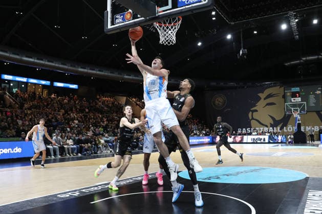 18 01 2026, xgox, Basketball, easyCredit BBL, Basketball Loewen Braunschweig Science City Jena emspor, v l Joe Wieskamp Jena, 10 throws basket, throws, scores, basket, hits, scores Braunschweig