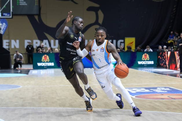 18 01 2026, xgox, Basketball, easyCredit BBL, Basketball Loewen Braunschweig Science City Jena emspor, v l Barra Njie Braunschweig, 13 , Uchenna Iroegbu Jena, 1 duel, duel, fight, tackle Braunschweig