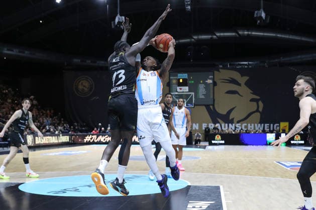 18 01 2026, xgox, Basketball, easyCredit BBL, Basketball Loewen Braunschweig Science City Jena emspor, v l Barra Njie Braunschweig, 13 , Uchenna Iroegbu Jena, 1 duel, duel, fight, tackle Braunschweig