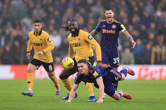Fußball Premier League Wolverhampton Wanderers gegen Newcastle United 18. Januar 2026 Premier League Wolverhampton Wanderers gegen Newcastle United Tolu Arokodare von Wolverhampton Wanderers kämpft mit Sven Botman von Newcastle United Foto Simon Stacpoole Abseits Wolverhampton UK  Copyright: xSimonxStacpoolexOffside