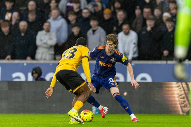 Wolverhampton Wanderers v Newcastle United, Premier League Newcastle United midfielder Anthony Gordon (10) battles for possession during the Premier League match between Wolverhampton Wanderers and Newcastle United at Molineux, Wolverhampton, UK on 18 January 2026. Wolverhampton Molineux West Midlands UK Editorial use only DataCo restrictions apply See www.football-dataco.com , Copyright: xManjitxNarotrax PSI-23598-0029