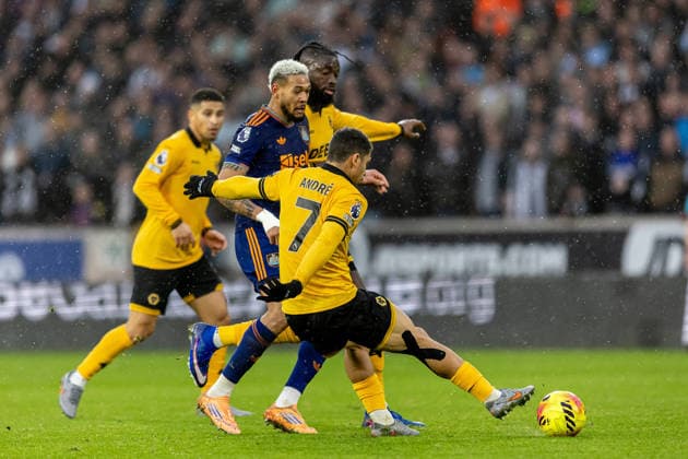 Wolverhampton Wanderers v Newcastle United, Premier League Newcastle United forward Joelinton (7) plays a pass in crowd of players during the Premier League match between Wolverhampton Wanderers and Newcastle United at Molineux, Wolverhampton, UK on 18 January 2026. Wolverhampton Molineux West Midlands UK Editorial use only DataCo restrictions apply See www.football-dataco.com , Copyright: xManjitxNarotrax PSI-23598-0031