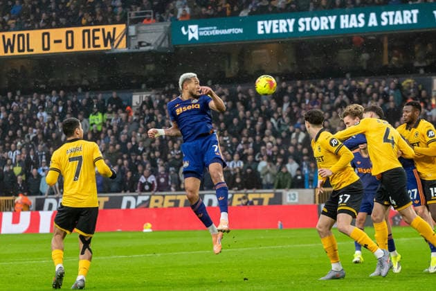 Wolverhampton Wanderers v Newcastle United, Premier League Newcastle United forward Joelinton (7) heads the ball towards goal but misses during the Premier League match between Wolverhampton Wanderers and Newcastle United at Molineux, Wolverhampton, UK on 18 January 2026. Wolverhampton Molineux West Midlands UK Editorial use only DataCo restrictions apply See www.football-dataco.com , Copyright: xManjitxNarotrax PSI-23598-0032