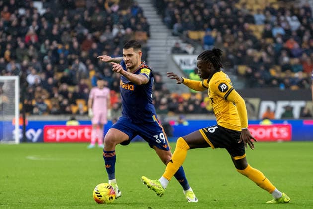 Wolverhampton Wanderers v Newcastle United, Premier League Newcastle United midfielder Bruno Guimaraes (39) battles for possession during the Premier League match between Wolverhampton Wanderers and Newcastle United at Molineux, Wolverhampton, UK on 18 January 2026. Wolverhampton Molineux West Midlands UK Editorial use only DataCo restrictions apply See www.football-dataco.com , Copyright: xManjitxNarotrax PSI-23598-0033