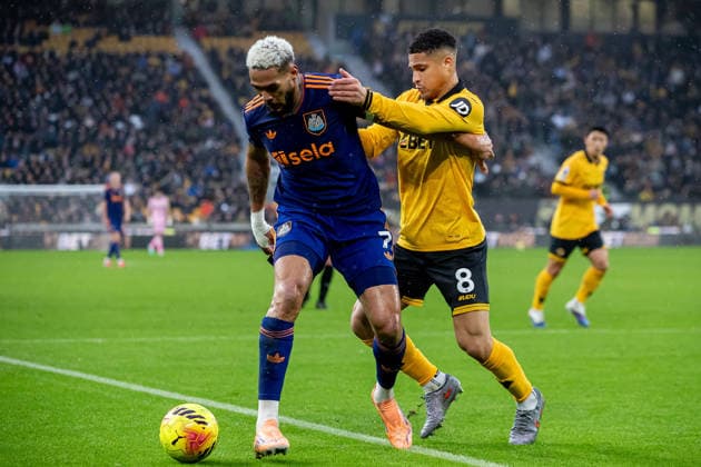 Wolverhampton Wanderers v Newcastle United, Premier League Newcastle United forward Joelinton (7) battles for possession with Wolverhampton Wanderers midfielder Joao Gomes (8) during the Premier League match between Wolverhampton Wanderers and Newcastle United at Molineux, Wolverhampton, UK on 18 January 2026. Wolverhampton Molineux West Midlands UK Editorial use only DataCo restrictions apply See www.football-dataco.com , Copyright: xManjitxNarotrax PSI-23598-0034