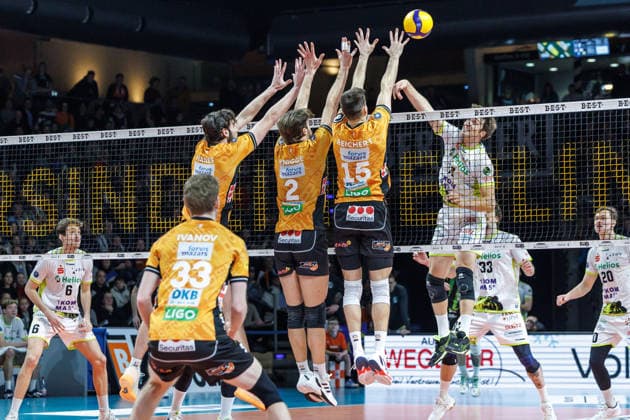 18 01 26, Berlin, Volleyball, Matchday 17, Berlin Recycling Volleys Helios Grizzlys Giesen Cody Kessel Helios Grizzlys Giesen plays the ball against the block of Moritz Reichert BR Volleys , Matthew Knigge BR Volleys and Jake Hanes BR Volleys Recycling Volleys Helios Grizzlys Giesen