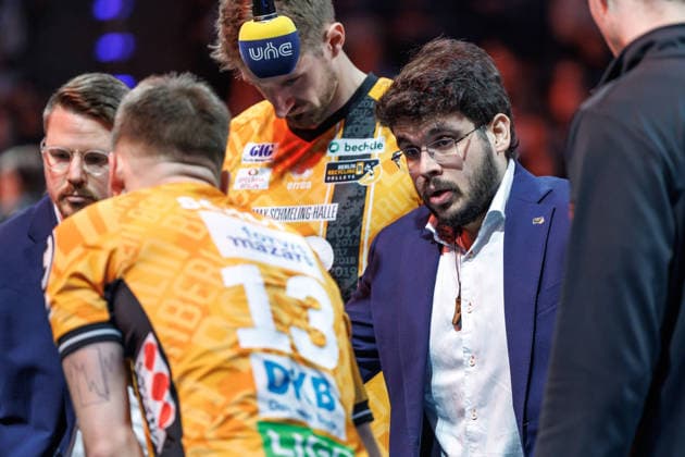18 01 26, Berlin, Volleyball, Matchday 17, Berlin Recycling Volleys Helios Grizzlys Giesen Coach Alexandre Leal BR Volleys discusses with the team Recycling Volleys Helios Grizzlys Giesen