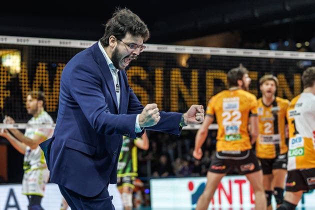 18 01 26, Berlin, Volleyball, Matchday 17, Berlin Recycling Volleys Helios Grizzlys Giesen Coach Alexandre Leal BR Volleys is happy about the set win Recycling Volleys Helios Grizzlys Giesen