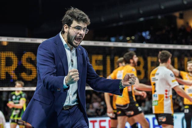 18 01 26, Berlin, Volleyball, Matchday 17, Berlin Recycling Volleys Helios Grizzlys Giesen Coach Alexandre Leal BR Volleys is happy about the set win Recycling Volleys Helios Grizzlys Giesen