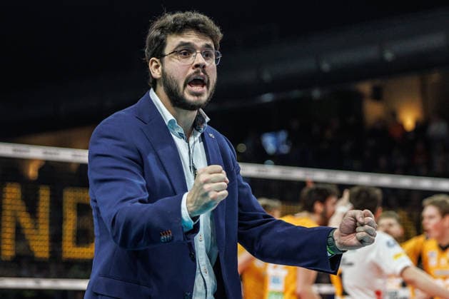 18 01 26, Berlin, Volleyball, Matchday 17, Berlin Recycling Volleys Helios Grizzlys Giesen Coach Alexandre Leal BR Volleys is happy about the set win Recycling Volleys Helios Grizzlys Giesen