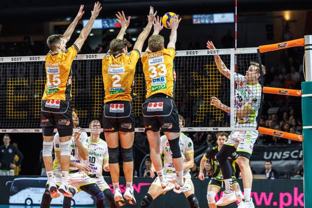 18 01 26, Berlin, Volleyball, Matchday 17, Berlin Recycling Volleys Helios Grizzlys Giesen Lars Migge Helios Grizzlys Giesen plays the ball against the block of Moritz Reichert BR Volleys , Matthew Knigge BR Volleys and Fedor Ivanov BR Volleys Recycling Volleys Helios Grizzlys Giesen