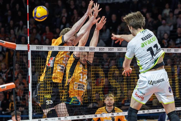 18 01 26, Berlin, Volleyball, Matchday 17, Berlin Recycling Volleys Helios Grizzlys Giesen Cody Kessel Helios Grizzlys Giesen plays the ball against the block of Fedor Ivanov BR Volleys and Florian Krage BR Volleys Recycling Volleys Helios Grizzlys Giesen