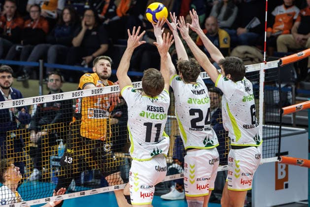 18 01 26, Berlin, Volleyball, Matchday 17, Berlin Recycling Volleys Helios Grizzlys Giesen Florian Krage BR Volleys plays the ball over the net Recycling Volleys Helios Grizzlys Giesen