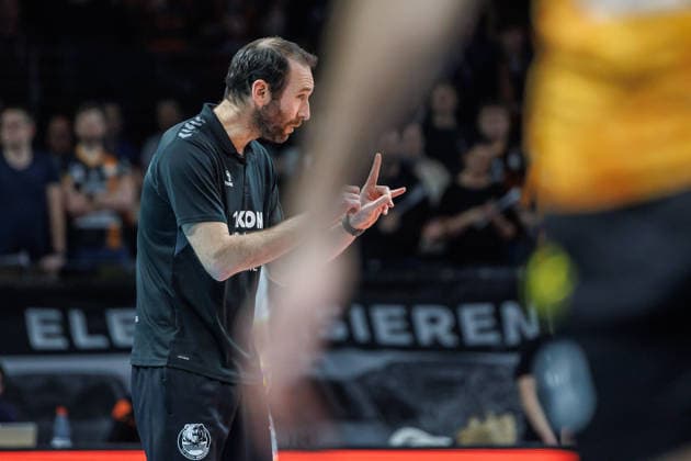 18 01 26, Berlin, Volleyball, Matchday 17, Berlin Recycling Volleys Helios Grizzlys Giesen Itamar Stein Helios Grizzlys Giesen gesticulating on the sidelines Recycling Volleys Helios Grizzlys Giesen