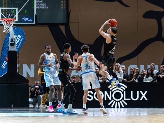 Ferdinand Zylka Basketball Loewen Braunschweig, 06 throws to the basket Basketball Loewen Braunschweig vs Science City Jena, Basketball, easyCredit Basketball Bundesliga, 16 Matchday, Season 2025 2026, 18 01 2026 Basketball Loewen Braunschweig vs Science City Jena, Basketball, easyCredit Basketball Bundesliga, 16 Matchday, Season 2025 2026, 18 01 2026 Braunschweig Copyright: xEibner-Pressefoto DamianxKruczynx EP_DKI