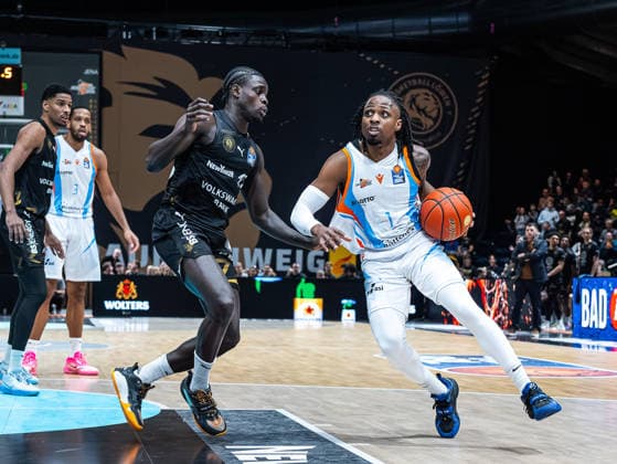 Uchenna Iroegbu Science City Jena, 01 in duel against Barra Njie Basketball Loewen Braunschweig, 13 Basketball Loewen Braunschweig vs Science City Jena, Basketball, easyCredit Basketball Bundesliga, Matchday 16, Season 2025 2026, 18 01 2026 Basketball Loewen Braunschweig vs Science City Jena, Basketball, easyCredit Basketball Bundesliga, Matchday 16, Season 2025 2026, 18 01 2026 Braunschweig Copyright: xEibner-Pressefoto DamianxKruczynx EP_DKI