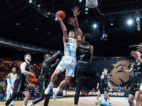 Joe Wieskamp Science City Jena, 10 in the dunk against David N Guessan Basketball Loewen Braunschweig, 01 Basketball Loewen Braunschweig vs Science City Jena, Basketball, easyCredit Basketball Bundesliga, 16 Matchday, Season 2025 2026, 18 01 2026 Basketball Loewen Braunschweig vs Science City Jena, Basketball, easyCredit Basketball Bundesliga, 16 Matchday, Season 2025 2026, 18 01 2026 Braunschweig Copyright: xEibner-Pressefoto DamianxKruczynx EP_DKI