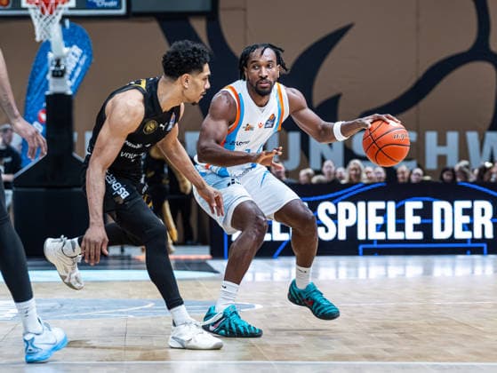 Keith Braxton Jr Science City Jena, 13 in duel against Adrian Worthy Basketball Loewen Braunschweig, 00 Basketball Loewen Braunschweig vs Science City Jena, Basketball, easyCredit Basketball Bundesliga, 16 Matchday, Season 2025 2026, 18 01 2026 Basketball Loewen Braunschweig vs Science City Jena, Basketball, easyCredit Basketball Bundesliga, 16 Matchday, Season 2025 2026, 18 01 2026 Braunschweig Copyright: xEibner-Pressefoto DamianxKruczynx EP_DKI