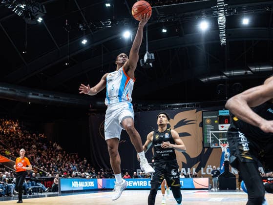 Chris Carter Science City Jena, 05 im Dunk Basketball Loewen Braunschweig vs Science City Jena, Basketball, easyCredit Basketball Bundesliga, 16 Matchday, Season 2025 2026, 18 01 2026 Basketball Loewen Braunschweig vs Science City Jena, Basketball, easyCredit Basketball Bundesliga, 16 Matchday, Season 2025 2026, 18 01 2026 Braunschweig Copyright: xEibner-Pressefoto DamianxKruczynx EP_DKI