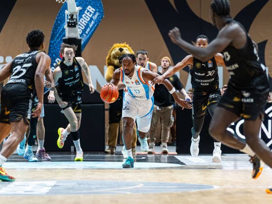 Keith Braxton Jr Science City Jena, 13 on the dribble Grant Sherfield Basketball Loewen Braunschweig, 25 , Benny Schroeder Basketball Loewen Braunschweig, 02 , Chip Flanigan Basketball Loewen Braunschweig, 30 and Barra Njie Basketball Loewen Braunschweig, 13 try to react Basketball Loewen Braunschweig vs Science City Jena, Basketball, easyCredit Basketball Bundesliga, 16 Matchday, Season 2025 2026, 18 01 2026 Basketball Loewen Braunschweig vs Science City Jena, Basketball, easyCredit Basketball Bundesliga, 16 Matchday, Season 2025 2026, 18 01 2026 Braunschweig Copyright: xEibner-Pressefoto DamianxKruczynx EP_DKI