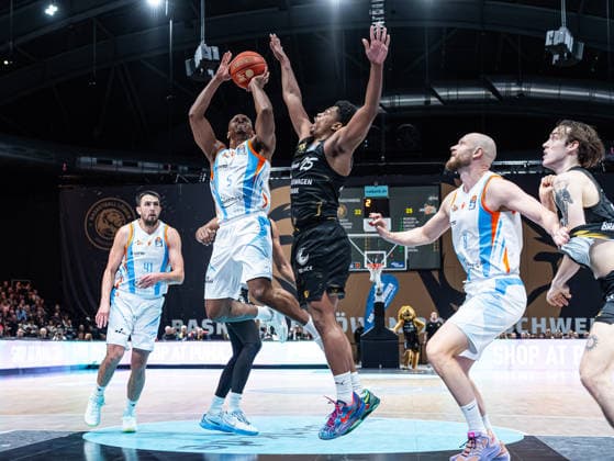 Chris Carter Science City Jena, 05 throws the ball while Grant Sherfield Basketball Loewen Braunschweig, 25 tries to block Basketball Loewen Braunschweig vs Science City Jena, Basketball, easyCredit Basketball Bundesliga, 16 Matchday, Season 2025 2026, 18 01 2026 Basketball Loewen Braunschweig vs Science City Jena, Basketball, easyCredit Basketball Bundesliga, 16 Matchday, Season 2025 2026, 18 01 2026 Braunschweig Copyright: xEibner-Pressefoto DamianxKruczynx EP_DKI