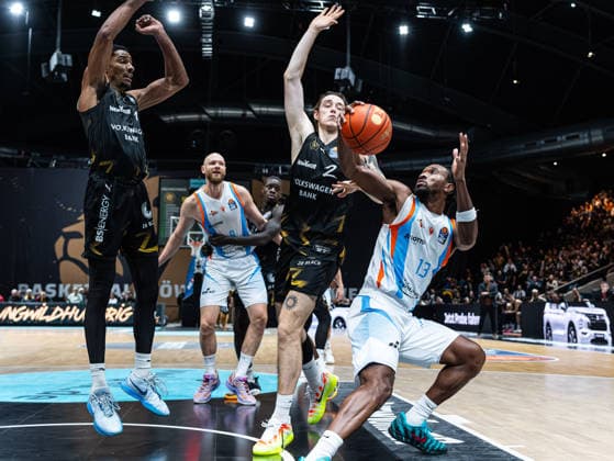 Keith Braxton Jr Science City Jena, 13 taeuscht against Benny Schroeder Basketball Loewen Braunschweig, 02 an Basketball Loewen Braunschweig vs Science City Jena, Basketball, easyCredit Basketball Bundesliga, 16 Spieltag, Saison 2025 2026, 18 01 2026 Basketball Loewen Braunschweig vs Science City Jena, Basketball, easyCredit Basketball Bundesliga, 16 Spieltag, Saison 2025 2026, 18 01 2026 Braunschweig Copyright: xEibner-Pressefoto DamianxKruczynx EP_DKI