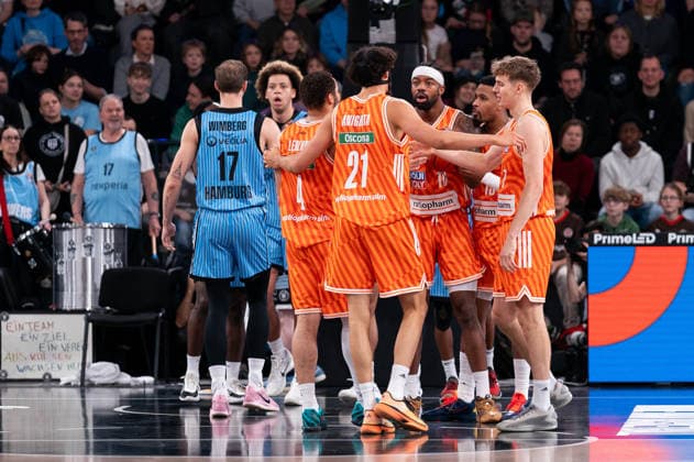 Ulm in the huddle, Christopher Ledlum Ratiopharm Ulm, 04 , Alec Anigbata Ratiopharm Ulm, 21 , Justin Simon Ratiopharm Ulm, 15 , Malik Osborne Ratiopharm Ulm, 10 , Tobias Jensen Ratiopharm Ulm, 07 , GER, Veolia Towers Hamburg vs Ratiopharm Ulm, Basketball, Bundesliga, Matchday 16, Season 2025 2026, 18 01 2026 GER, Veolia Towers Hamburg vs Ratiopharm Ulm, Basketball, Bundesliga, Matchday 16, Season 2025 2026, 18 01 2026 Hamburg Copyright: xEibner-Pressefoto MaxxVincenx EP_MVN