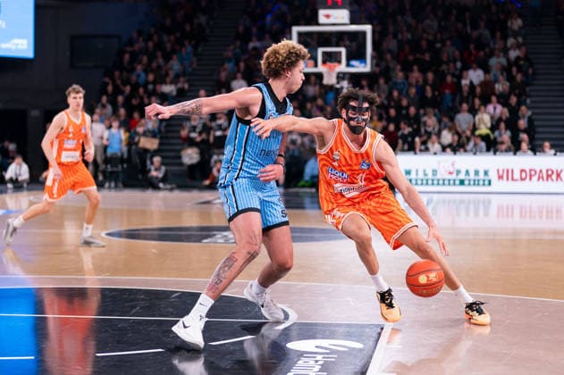 Alec Anigbata Ratiopharm Ulm, 21 dribbling against Zacharie Perrin Veolia Towers Hamburg, 52 , GER, Veolia Towers Hamburg vs Ratiopharm Ulm, Basketball, Bundesliga, Matchday 16, Season 2025 2026, 18 01 2026 GER, Veolia Towers Hamburg vs Ratiopharm Ulm, Basketball, Bundesliga, Matchday 16, Season 2025 2026, 18 01 2026 Hamburg Copyright: xEibner-Pressefoto MaxxVincenx EP_MVN