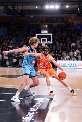 Alec Anigbata Ratiopharm Ulm, 21 dribbling against Zacharie Perrin Veolia Towers Hamburg, 52 , GER, Veolia Towers Hamburg vs Ratiopharm Ulm, Basketball, Bundesliga, Matchday 16, Season 2025 2026, 18 01 2026 GER, Veolia Towers Hamburg vs Ratiopharm Ulm, Basketball, Bundesliga, Matchday 16, Season 2025 2026, 18 01 2026 Hamburg Copyright: xEibner-Pressefoto MaxxVincenx EP_MVN