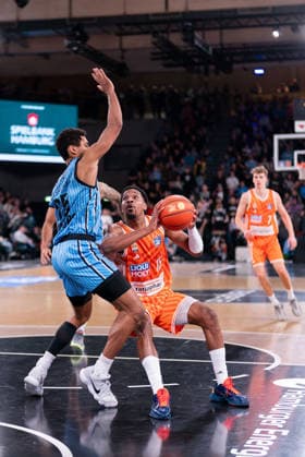 Justin Simon Ratiopharm Ulm, 15 in duel with Kenneth Ogbe Veolia Towers Hamburg, 25 , GER, Veolia Towers Hamburg vs Ratiopharm Ulm, Basketball, Bundesliga, Matchday 16, Season 2025 2026, 18 01 2026 GER, Veolia Towers Hamburg vs Ratiopharm Ulm, Basketball, Bundesliga, Matchday 16, Season 2025 2026, 18 01 2026 Hamburg Copyright: xEibner-Pressefoto MaxxVincenx EP_MVN