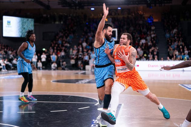 Christopher Ledlum Ratiopharm Ulm, 04 dribbling against Martin Breunig Veolia Towers Hamburg, 13 , GER, Veolia Towers Hamburg vs Ratiopharm Ulm, Basketball, Bundesliga, Matchday 16, Season 2025 2026, 18 01 2026 GER, Veolia Towers Hamburg vs Ratiopharm Ulm, Basketball, Bundesliga, Matchday 16, Season 2025 2026, 18 01 2026 Hamburg Copyright: xEibner-Pressefoto MaxxVincenx EP_MVN