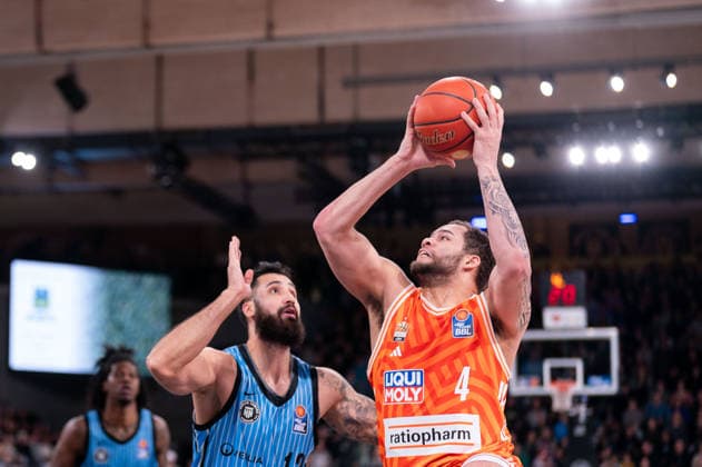 Christopher Ledlum Ratiopharm Ulm, 04 on a lay-up, Martin Breunig Veolia Towers Hamburg, 13 , GER, Veolia Towers Hamburg vs Ratiopharm Ulm, Basketball, Bundesliga, Matchday 16, Season 2025 2026, 18 01 2026 GER, Veolia Towers Hamburg vs Ratiopharm Ulm, Basketball, Bundesliga, Matchday 16, Season 2025 2026, 18 01 2026 Hamburg Copyright: xEibner-Pressefoto MaxxVincenx EP_MVN