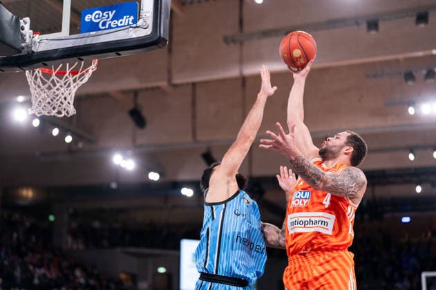 Christopher Ledlum Ratiopharm Ulm, 04 on a lay-up against Martin Breunig Veolia Towers Hamburg, 13 , GER, Veolia Towers Hamburg vs Ratiopharm Ulm, Basketball, Bundesliga, Matchday 16, Season 2025 2026, 18 01 2026 GER, Veolia Towers Hamburg vs Ratiopharm Ulm, Basketball, Bundesliga, Matchday 16, Season 2025 2026, 18 01 2026 Hamburg Copyright: xEibner-Pressefoto MaxxVincenx EP_MVN