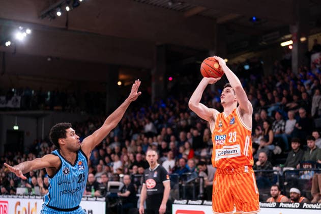 Diego Garavaglia Ratiopharm Ulm, 23 on throw, Kenneth Ogbe Veolia Towers Hamburg, 25 , GER, Veolia Towers Hamburg vs Ratiopharm Ulm, Basketball, Bundesliga, Matchday 16, Season 2025 2026, 18 01 2026 GER, Veolia Towers Hamburg vs Ratiopharm Ulm, Basketball, Bundesliga, Matchday 16, Season 2025 2026, 18 01 2026 Hamburg Copyright: xEibner-Pressefoto MaxxVincenx EP_MVN