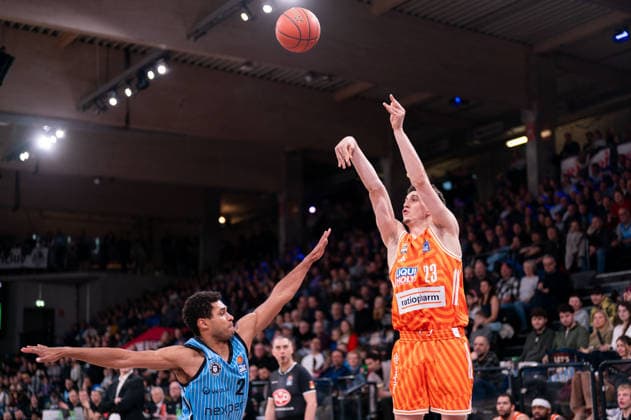 Diego Garavaglia Ratiopharm Ulm, 23 on throw, Kenneth Ogbe Veolia Towers Hamburg, 25 , GER, Veolia Towers Hamburg vs Ratiopharm Ulm, Basketball, Bundesliga, Matchday 16, Season 2025 2026, 18 01 2026 GER, Veolia Towers Hamburg vs Ratiopharm Ulm, Basketball, Bundesliga, Matchday 16, Season 2025 2026, 18 01 2026 Hamburg Copyright: xEibner-Pressefoto MaxxVincenx EP_MVN